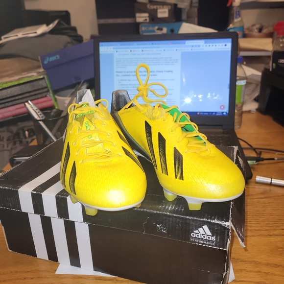 KIDS SOCCER CLEATS. - Picture 6 of 8